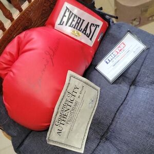 EARNIE SHAVERS Signature Red Boxing Glove